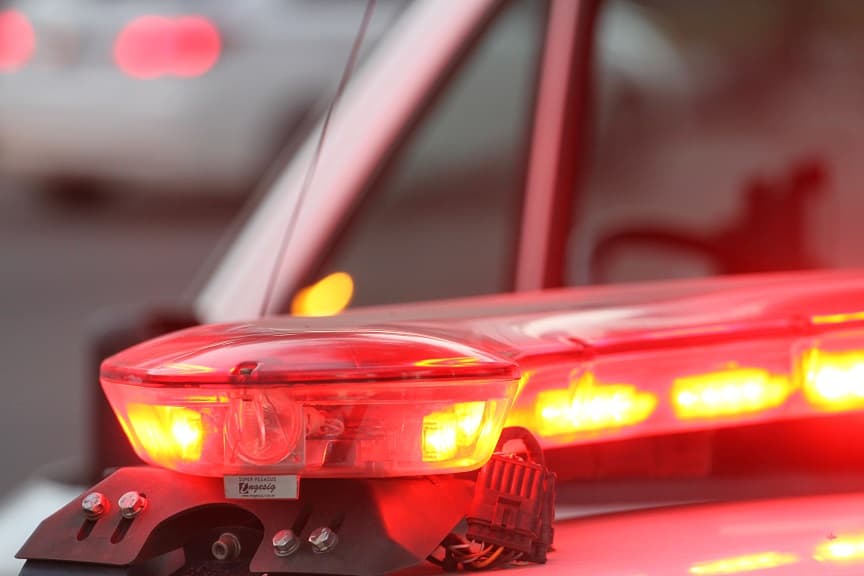 Motociclista morre após forte colisão com poste em Porto Belo