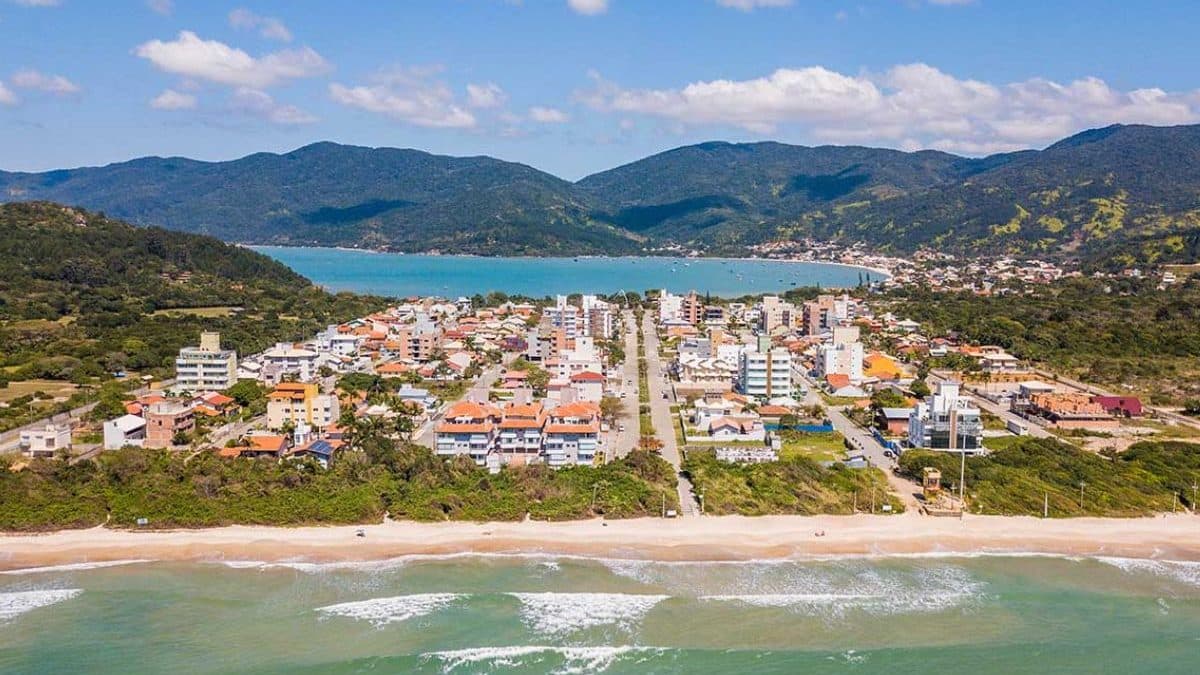 Governador Celso Ramos: Mercado Imobiliário de Alto Padrão Atrai Novos Investimentos no Litoral Catarinense