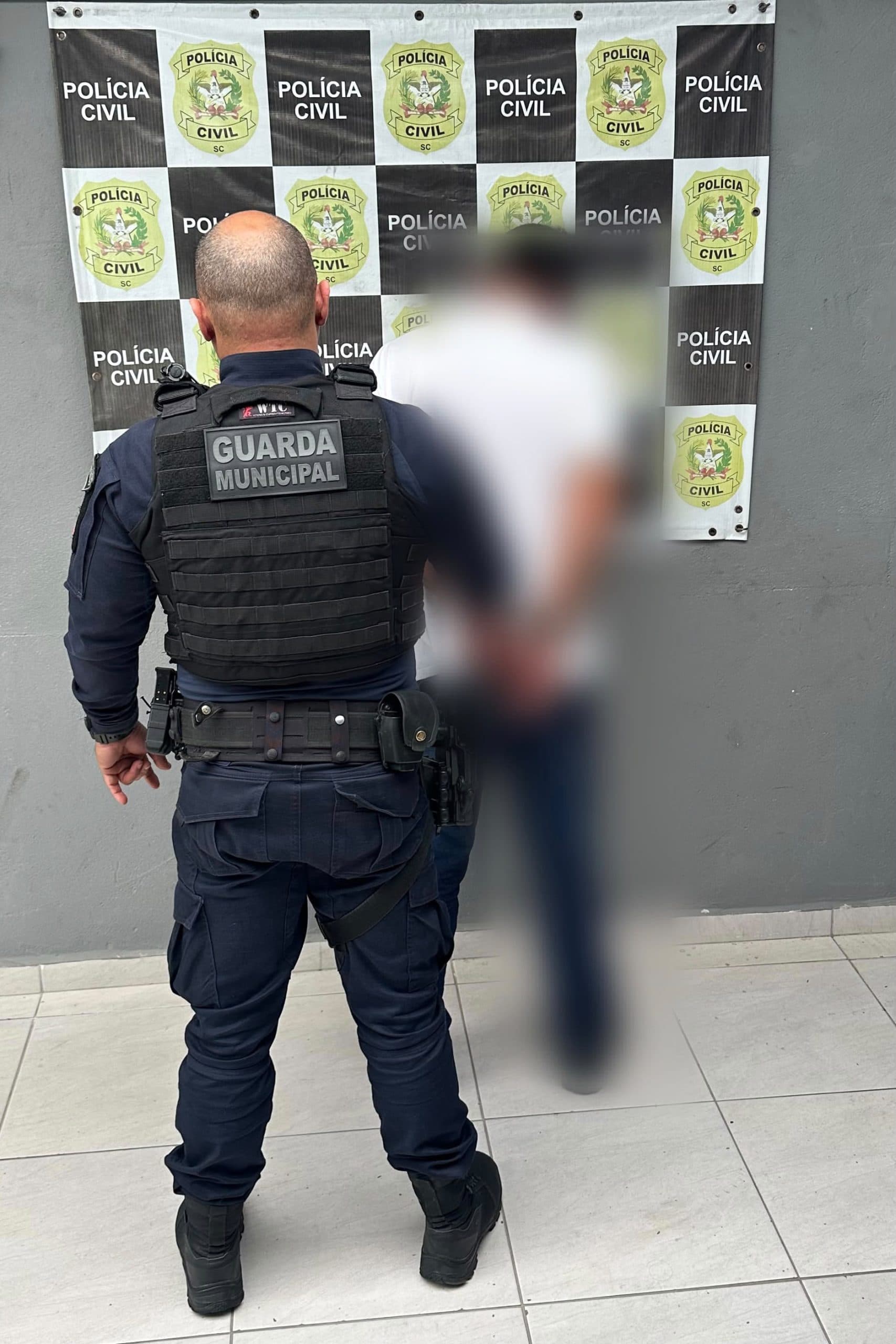 Dois homens são presos após furto em mercado e danos a viatura da Guarda Municipal em Porto Belo