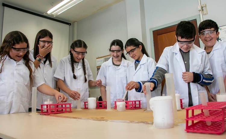 Estudantes da Educação Básica vivem dia de cientistas na UFSC